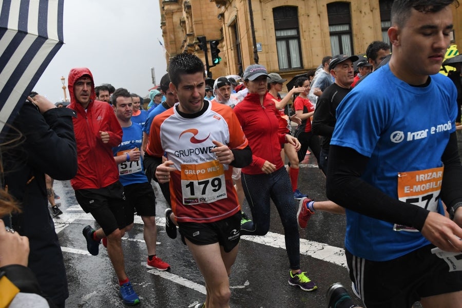 La XIII edición de la Carrera de Empresas se ha celebrado este domingo en Donostia. La lluvia no ha podido con los cientos de corredores que han participado en la prueba.