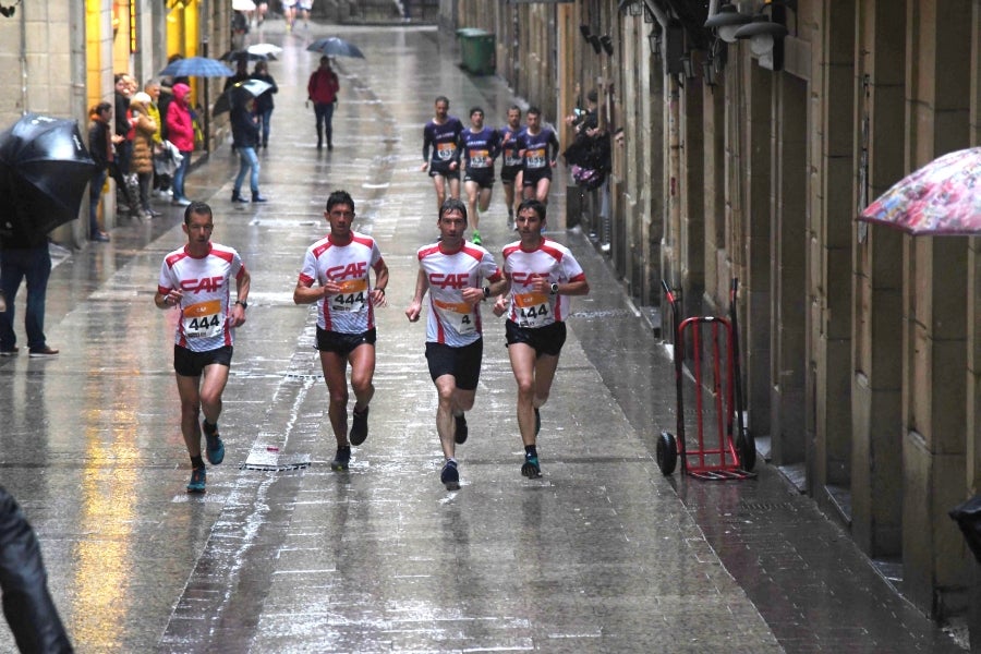 La XIII edición de la Carrera de Empresas se ha celebrado este domingo en Donostia. La lluvia no ha podido con los cientos de corredores que han participado en la prueba.