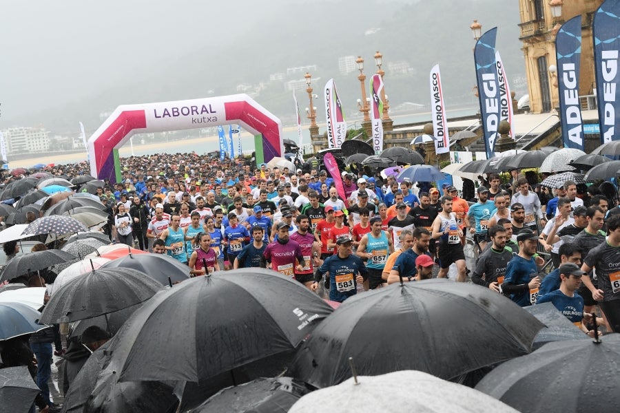 La XIII edición de la Carrera de Empresas se ha celebrado este domingo en Donostia. La lluvia no ha podido con los cientos de corredores que han participado en la prueba.