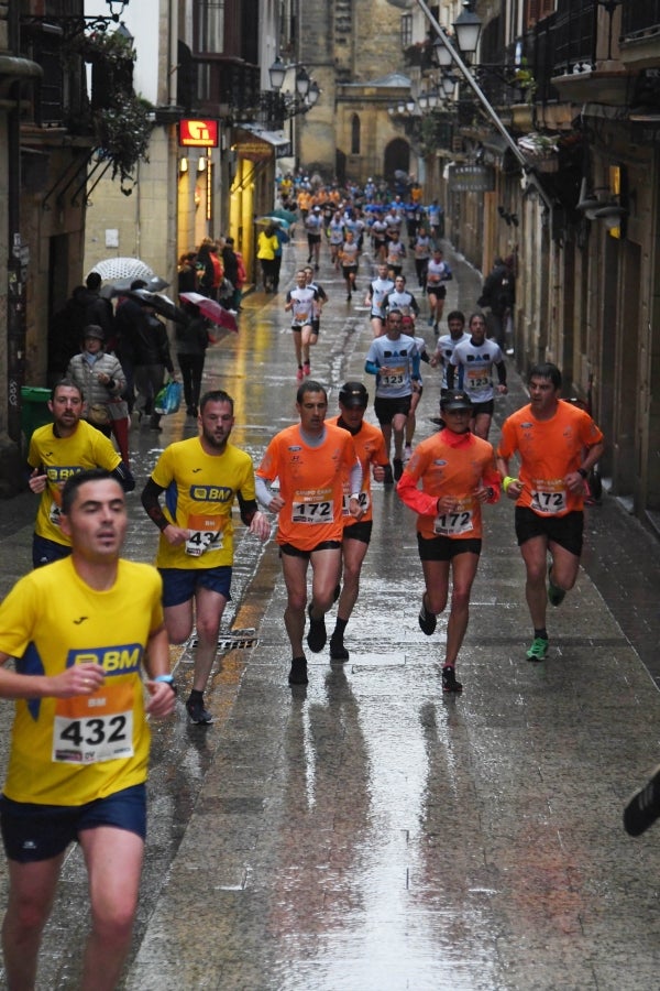 La XIII edición de la Carrera de Empresas se ha celebrado este domingo en Donostia. La lluvia no ha podido con los cientos de corredores que han participado en la prueba.