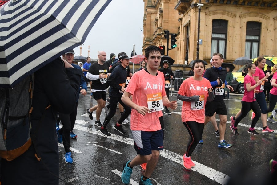 La XIII edición de la Carrera de Empresas se ha celebrado este domingo en Donostia. La lluvia no ha podido con los cientos de corredores que han participado en la prueba.