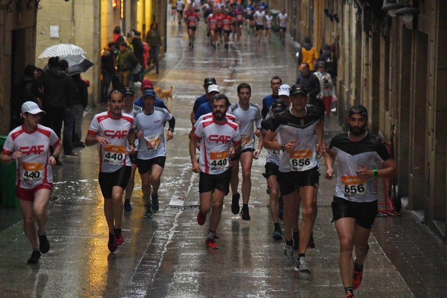 La XIII edición de la Carrera de Empresas se ha celebrado este domingo en Donostia. La lluvia no ha podido con los cientos de corredores que han participado en la prueba.