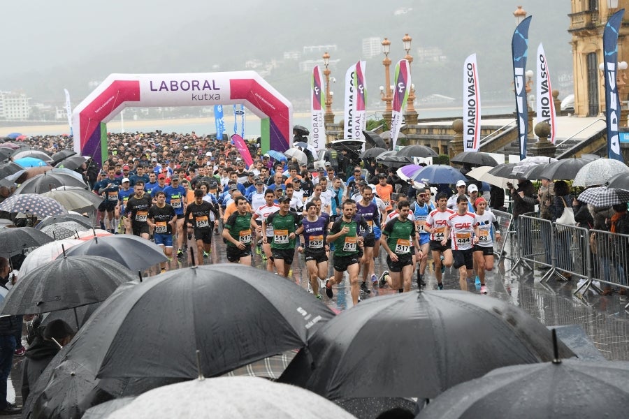 La XIII edición de la Carrera de Empresas se ha celebrado este domingo en Donostia. La lluvia no ha podido con los cientos de corredores que han participado en la prueba.