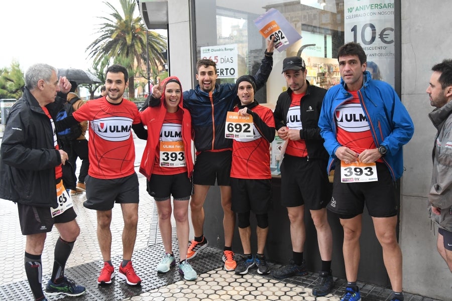 La XIII edición de la Carrera de Empresas se ha celebrado este domingo en Donostia. La lluvia no ha podido con los cientos de corredores que han participado en la prueba.
