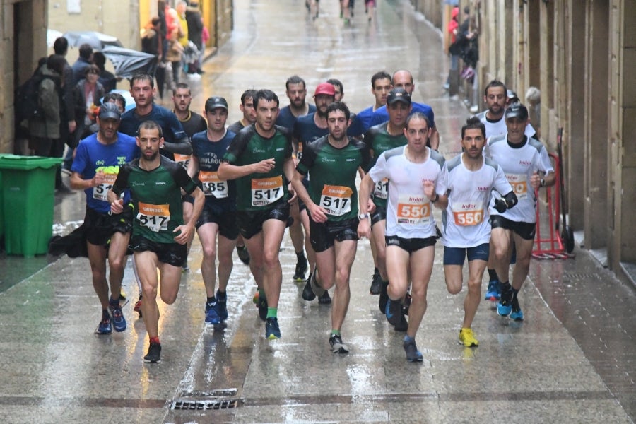 La XIII edición de la Carrera de Empresas se ha celebrado este domingo en Donostia. La lluvia no ha podido con los cientos de corredores que han participado en la prueba.