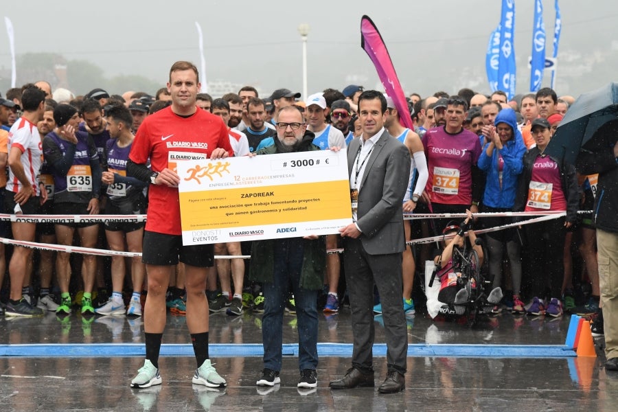La XIII edición de la Carrera de Empresas se ha celebrado este domingo en Donostia. La lluvia no ha podido con los cientos de corredores que han participado en la prueba.