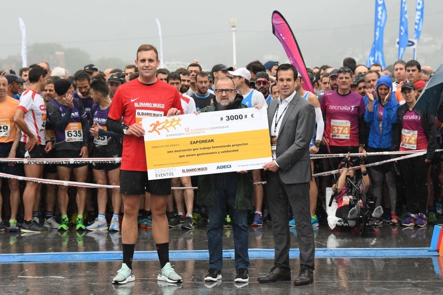 La XIII edición de la Carrera de Empresas se ha celebrado este domingo en Donostia. La lluvia no ha podido con los cientos de corredores que han participado en la prueba.
