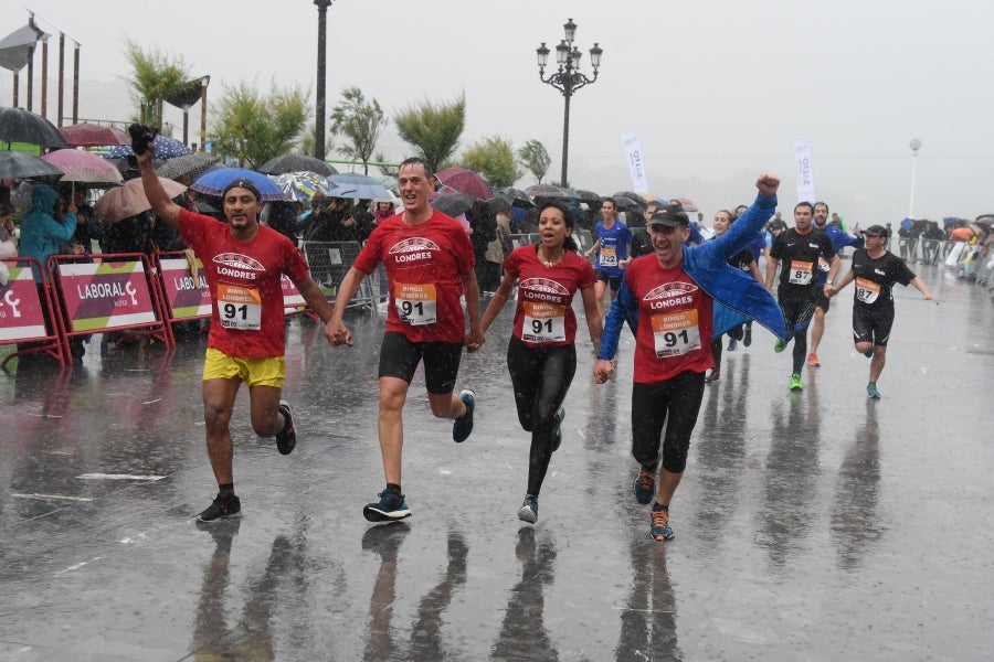 La XIII edición de la Carrera de Empresas se ha celebrado este domingo en Donostia. La lluvia no ha podido con los cientos de corredores que han participado en la prueba.