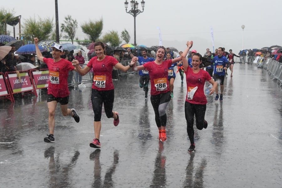 La XIII edición de la Carrera de Empresas se ha celebrado este domingo en Donostia. La lluvia no ha podido con los cientos de corredores que han participado en la prueba.
