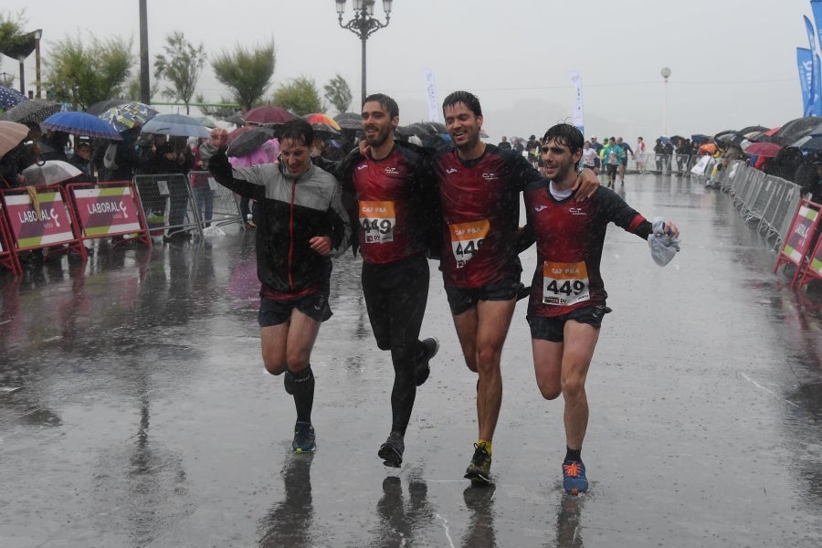 La XIII edición de la Carrera de Empresas se ha celebrado este domingo en Donostia. La lluvia no ha podido con los cientos de corredores que han participado en la prueba.