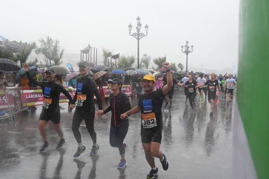 La XIII edición de la Carrera de Empresas se ha celebrado este domingo en Donostia. La lluvia no ha podido con los cientos de corredores que han participado en la prueba.