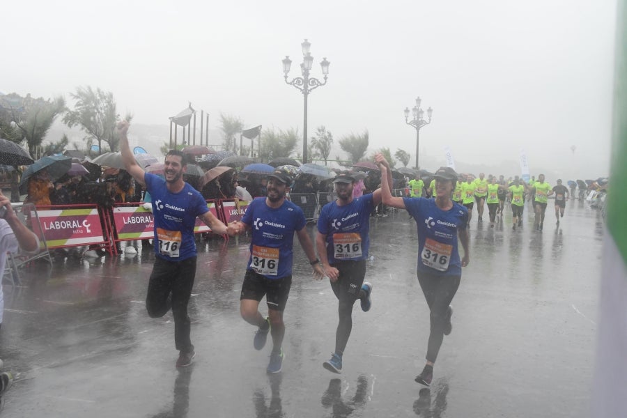La XIII edición de la Carrera de Empresas se ha celebrado este domingo en Donostia. La lluvia no ha podido con los cientos de corredores que han participado en la prueba.