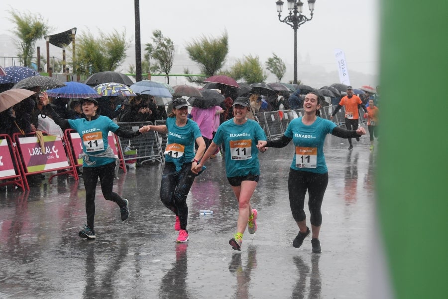 La XIII edición de la Carrera de Empresas se ha celebrado este domingo en Donostia. La lluvia no ha podido con los cientos de corredores que han participado en la prueba.