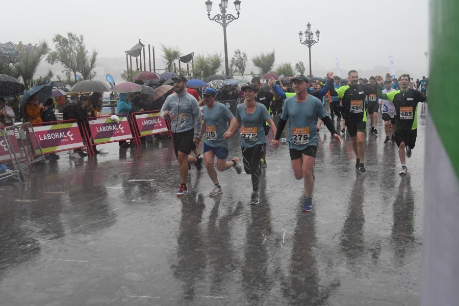 La XIII edición de la Carrera de Empresas se ha celebrado este domingo en Donostia. La lluvia no ha podido con los cientos de corredores que han participado en la prueba.