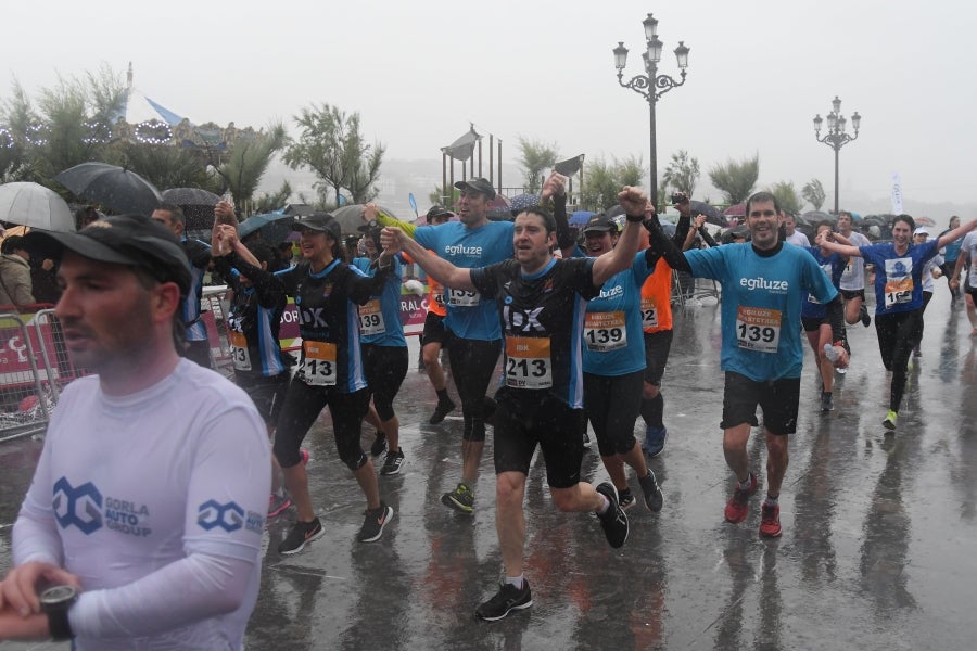 La XIII edición de la Carrera de Empresas se ha celebrado este domingo en Donostia. La lluvia no ha podido con los cientos de corredores que han participado en la prueba.