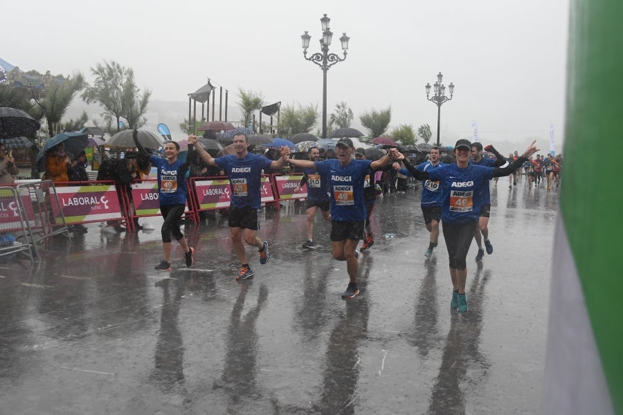 La XIII edición de la Carrera de Empresas se ha celebrado este domingo en Donostia. La lluvia no ha podido con los cientos de corredores que han participado en la prueba.