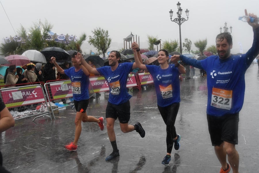 La XIII edición de la Carrera de Empresas se ha celebrado este domingo en Donostia. La lluvia no ha podido con los cientos de corredores que han participado en la prueba.