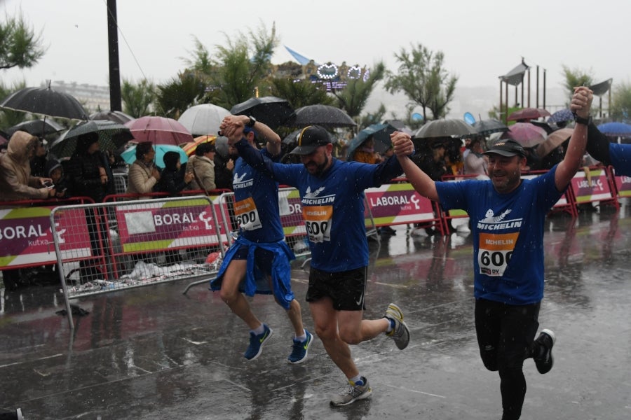 La XIII edición de la Carrera de Empresas se ha celebrado este domingo en Donostia. La lluvia no ha podido con los cientos de corredores que han participado en la prueba.
