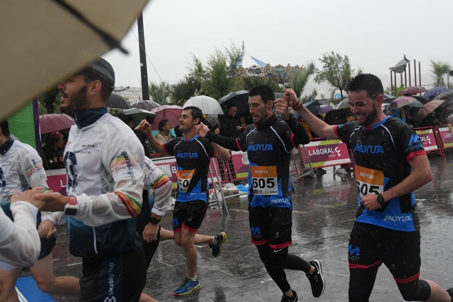 La XIII edición de la Carrera de Empresas se ha celebrado este domingo en Donostia. La lluvia no ha podido con los cientos de corredores que han participado en la prueba.