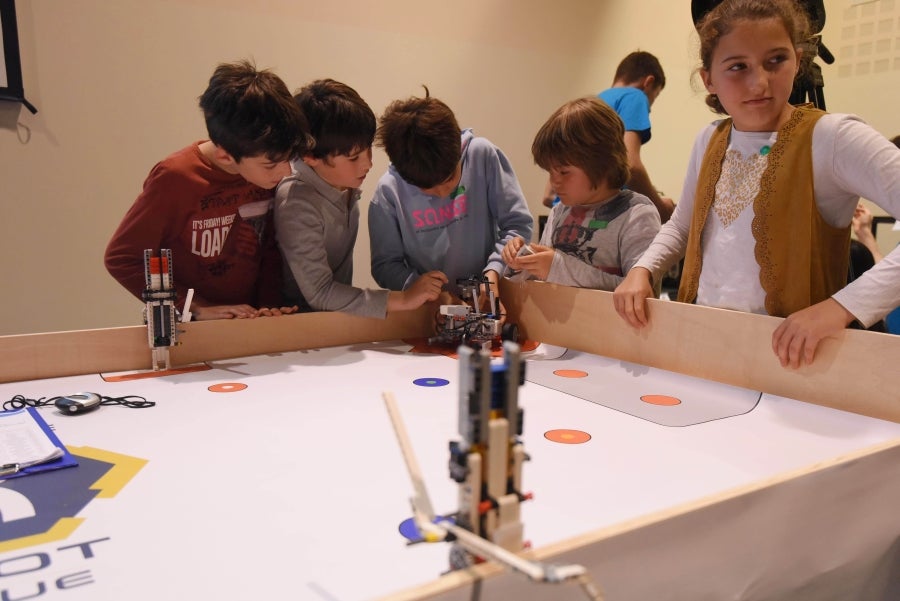 225 niños de 30 colegios participan en una Liga de robótica.