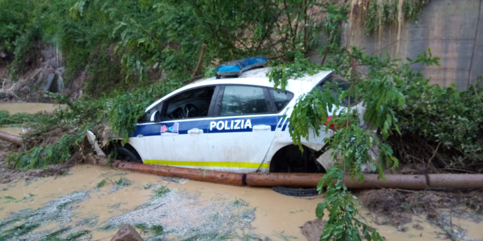 Un coche de policía se ha visto atrapado por el desprendimiento entre Lezo y Pasai Donibane.