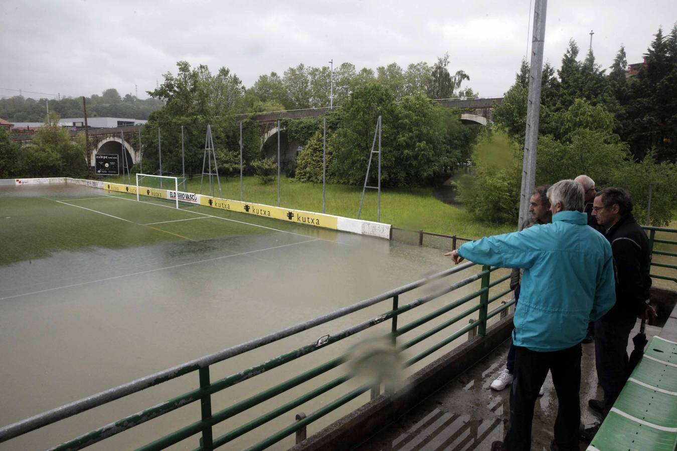 Responsables del Hernani observan la situación de los terrenos de juego de su club.