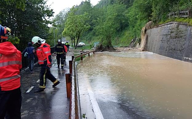Imagen principal - La zona del desprendimiento en Lezo, con el vehículo de la policía municipal atrapado. 