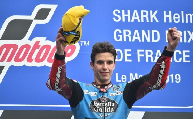 Alex Márquez, celebra la victoria en el GP de Francia.