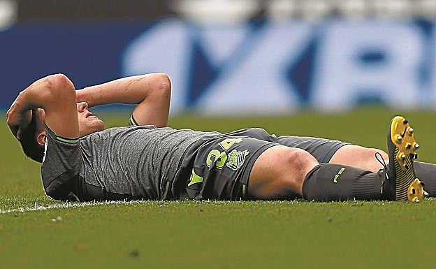 Barrenetxea, tendido en el césped de Cornellá. 