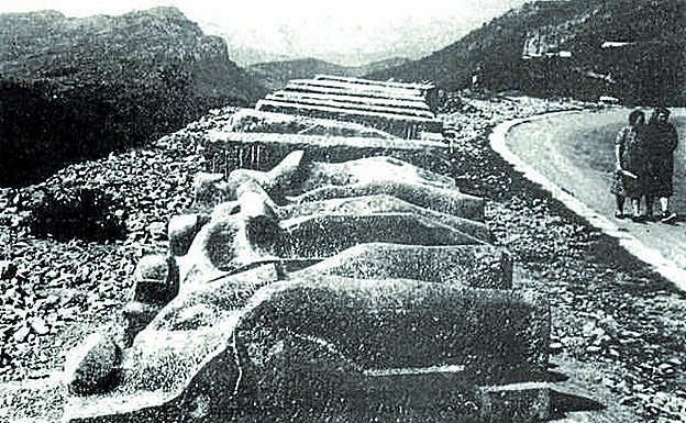 Catorce años permanecieron en la cuneta los apóstoles ya terminados y los bloques de los que saldrían los restantes.