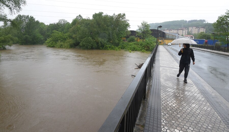 Después de todo el fin de semana lloviendo se han multiplicado los incidentes en las carreteras de Gipuzkoa y los ríos permanecen en alerta.