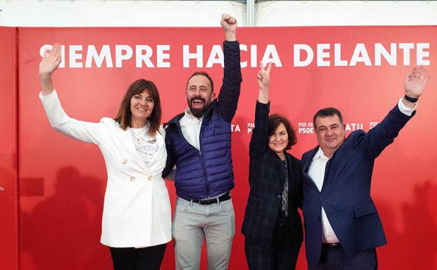 Denis Itxaso y Ernesto Gasco recibieron ayer el apoyo de la líder del PSE y de la vicepresidenta del Gobierno del PSOE, en el mitin central en el Boulevard donostiarra.