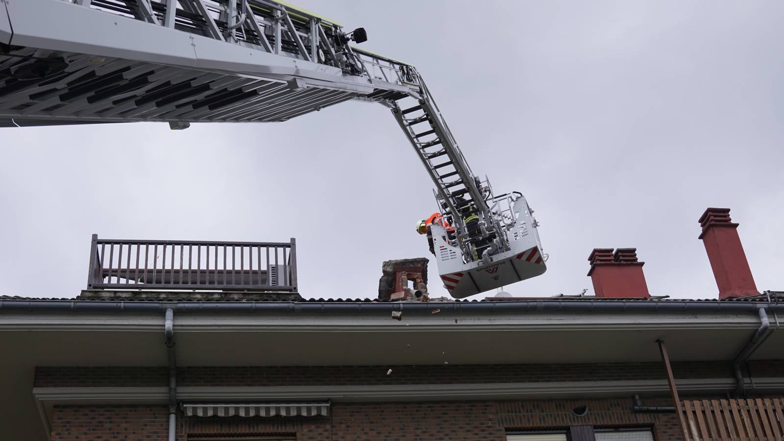 El viento lanzó la grúa de la obra del ambulatorio de Aiete contra la chimenea de una casa colindante