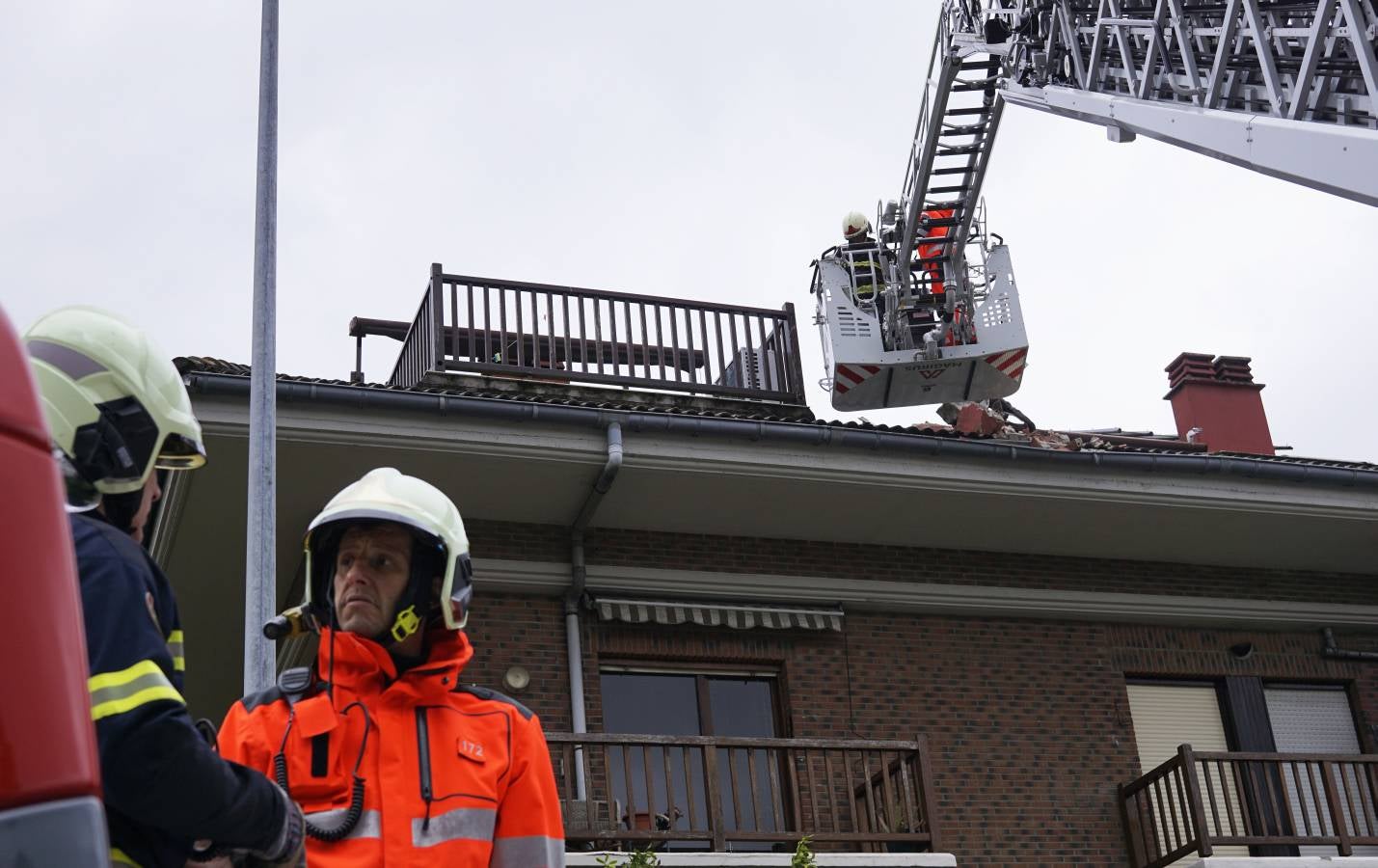 El viento lanzó la grúa de la obra del ambulatorio de Aiete contra la chimenea de una casa colindante
