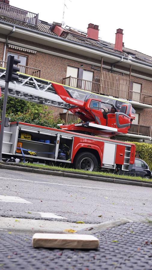 El viento lanzó la grúa de la obra del ambulatorio de Aiete contra la chimenea de una casa colindante