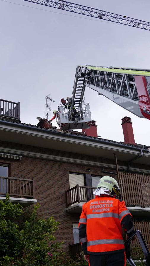 El viento lanzó la grúa de la obra del ambulatorio de Aiete contra la chimenea de una casa colindante