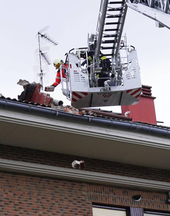 El viento lanzó la grúa de la obra del ambulatorio de Aiete contra la chimenea de una casa colindante