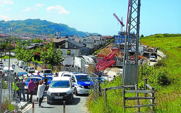 Grúa en Zarautz. La estructura metálica de la grúa se desplomó sobre la caseta donde en aquel momento comían varias personas. Ambulancias y policías se personaron en el escenario de los hechos.