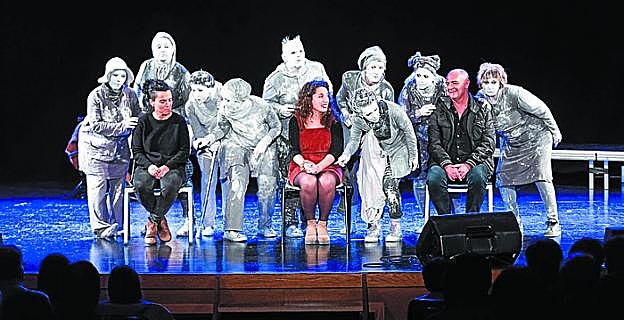 Kukukakoak, hiru bertsolariak inguruan dituztela.  