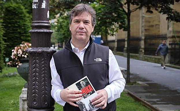 Xabier Irujo presentó ayer el libro en San Sebastián. 