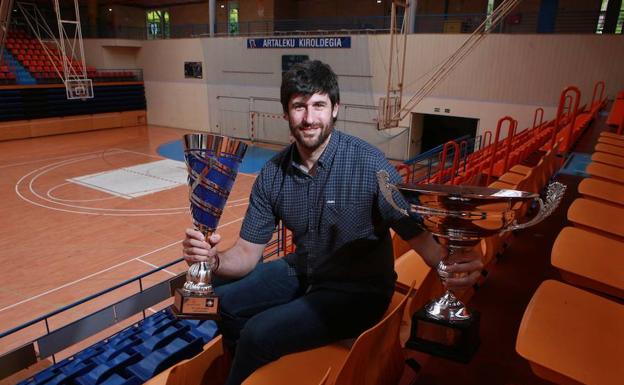 Gurutz Aginagalde posa con las dos copas logradas este año, la de subcampeón de la Copa Asobal y campeón de la Euskal Kopa.