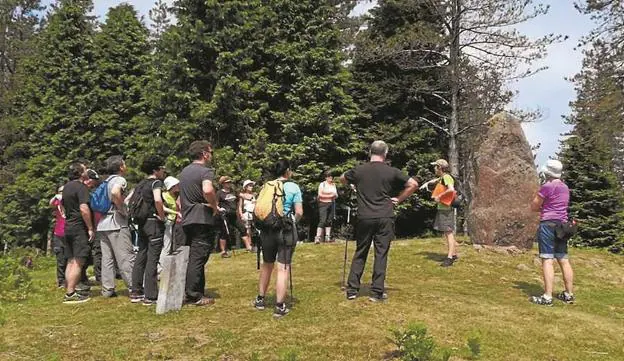Megalitos. Un grupo de montañeros atiende a las explicaciones junto al menhir de Arribiribilleta. 