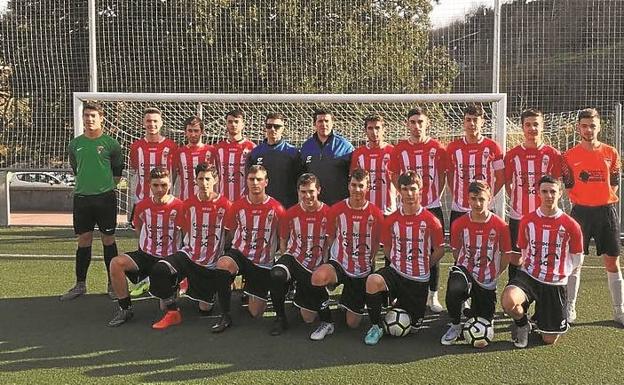 Txapeldunak. Los juveniles del Pasaia han retornado a su categoría.