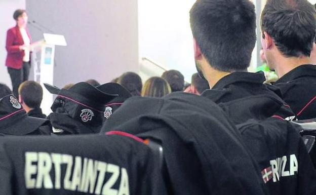 Futuros agentes de la Ertzaintza escuchan a la consejera a su llegada a la Academia de Arkaute. 