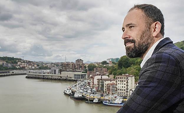 Denis Itxaso, en el mirador de la ermita de Santa Ana. 