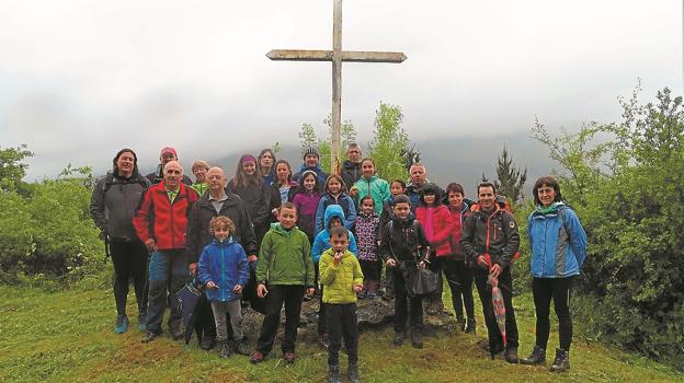 Eguraldi txarra izan zuten Txalintxora animatu ziren 24 lagunek. Hala ere, laburtuta bada ere, irteera burutu zuten.