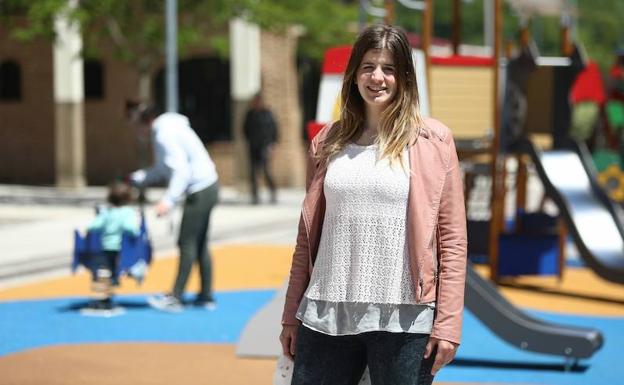 Zugarrondo posa ayer en un parque infantil de Pasai Donibane. 