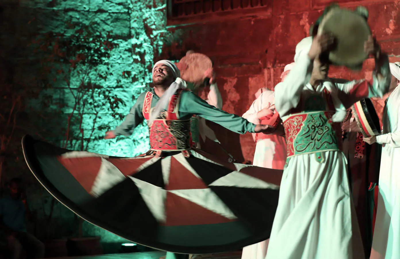 Bailarines egipcios hacen girar una falda de tanoura durante el Festival Ramadán en el Palacio de Al Ghoury, en El Cairo (Egipto). Al Tanoura suele ser bailada por musulmanes sufíes y es una práctica espiritual donde girar y descartar tres faldas representa el movimiento circular del mundo. 