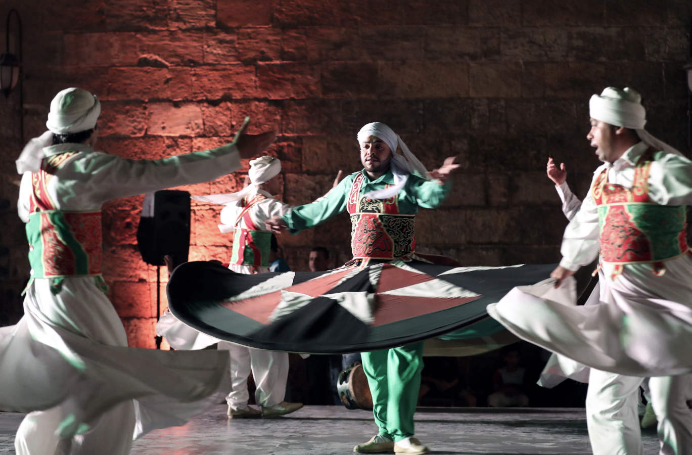 Bailarines egipcios hacen girar una falda de tanoura durante el Festival Ramadán en el Palacio de Al Ghoury, en El Cairo (Egipto). Al Tanoura suele ser bailada por musulmanes sufíes y es una práctica espiritual donde girar y descartar tres faldas representa el movimiento circular del mundo. 