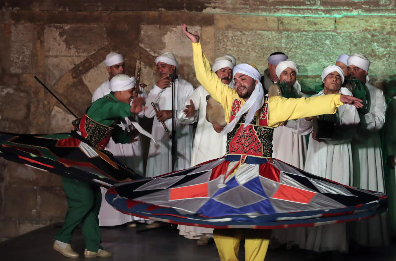 Bailarines egipcios hacen girar una falda de tanoura durante el Festival Ramadán en el Palacio de Al Ghoury, en El Cairo (Egipto). Al Tanoura suele ser bailada por musulmanes sufíes y es una práctica espiritual donde girar y descartar tres faldas representa el movimiento circular del mundo. 